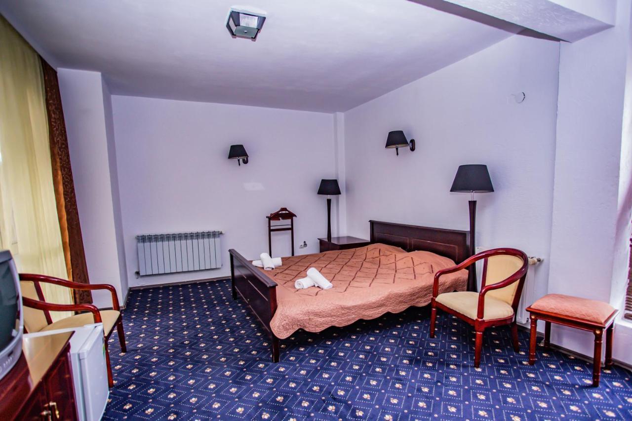 Casa Octavian Hotel Sucevita Eksteriør billede
