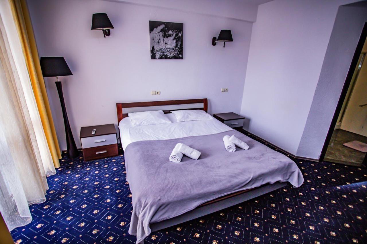 Casa Octavian Hotel Sucevita Eksteriør billede