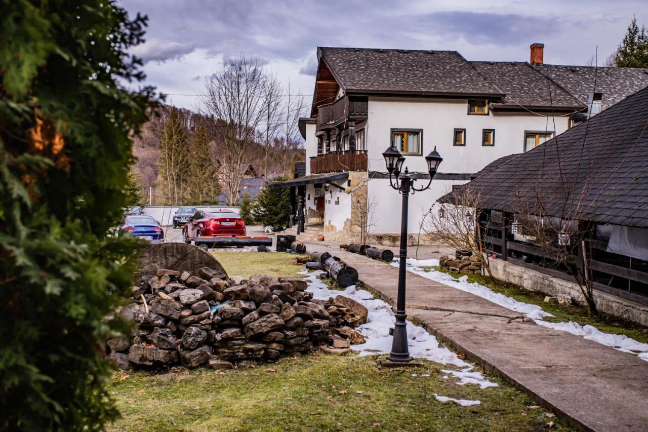 Casa Octavian Hotel Sucevita Eksteriør billede