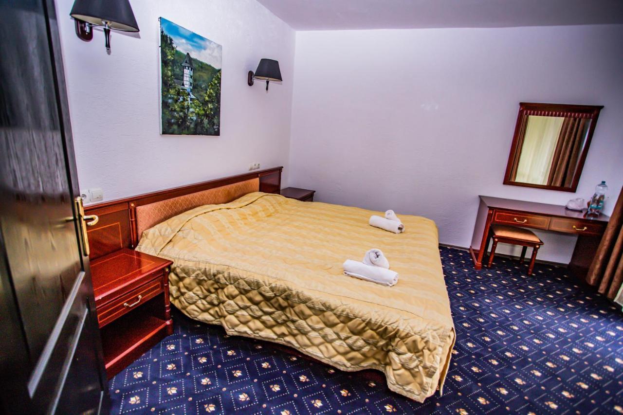Casa Octavian Hotel Sucevita Eksteriør billede