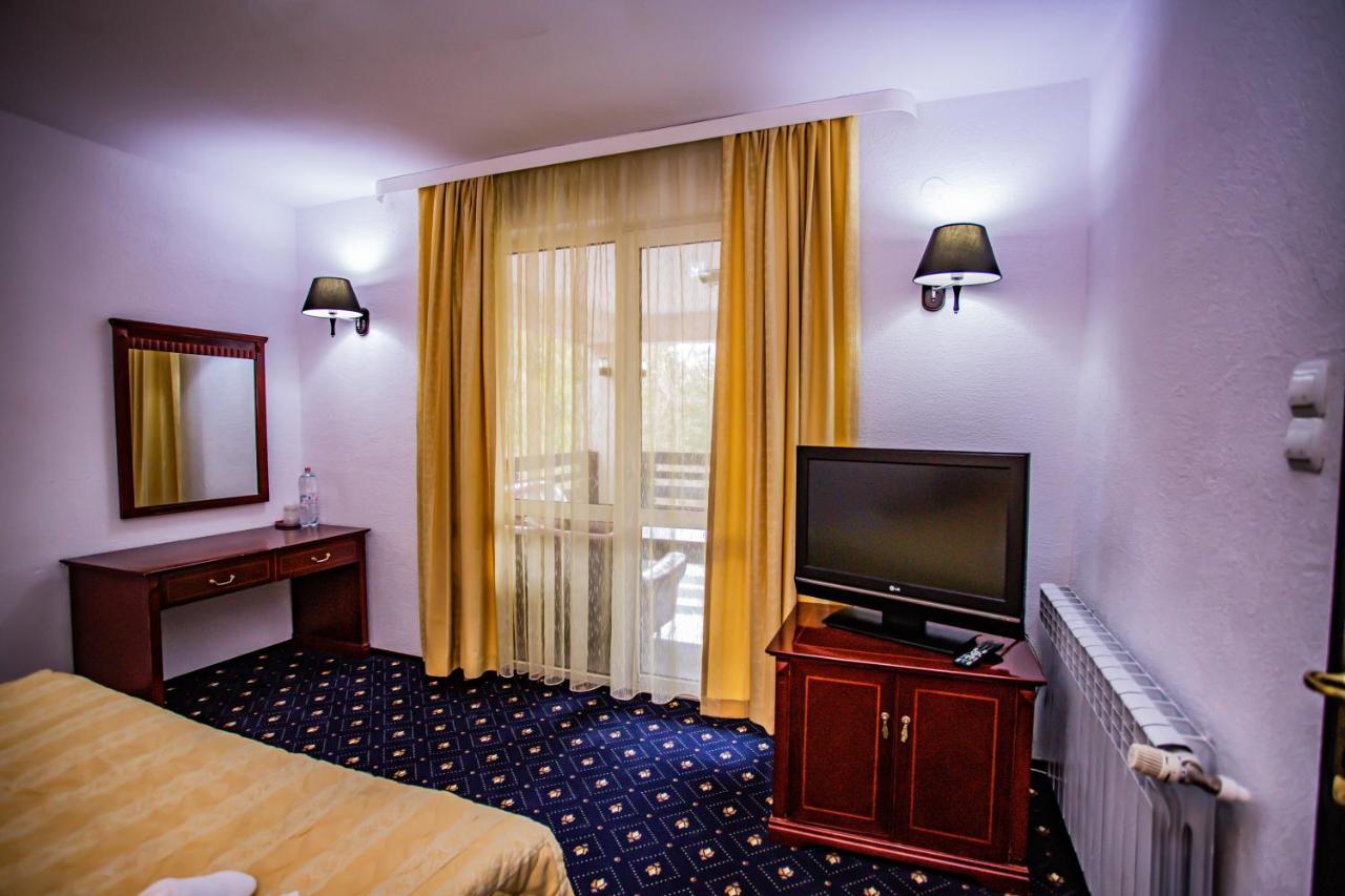 Casa Octavian Hotel Sucevita Eksteriør billede