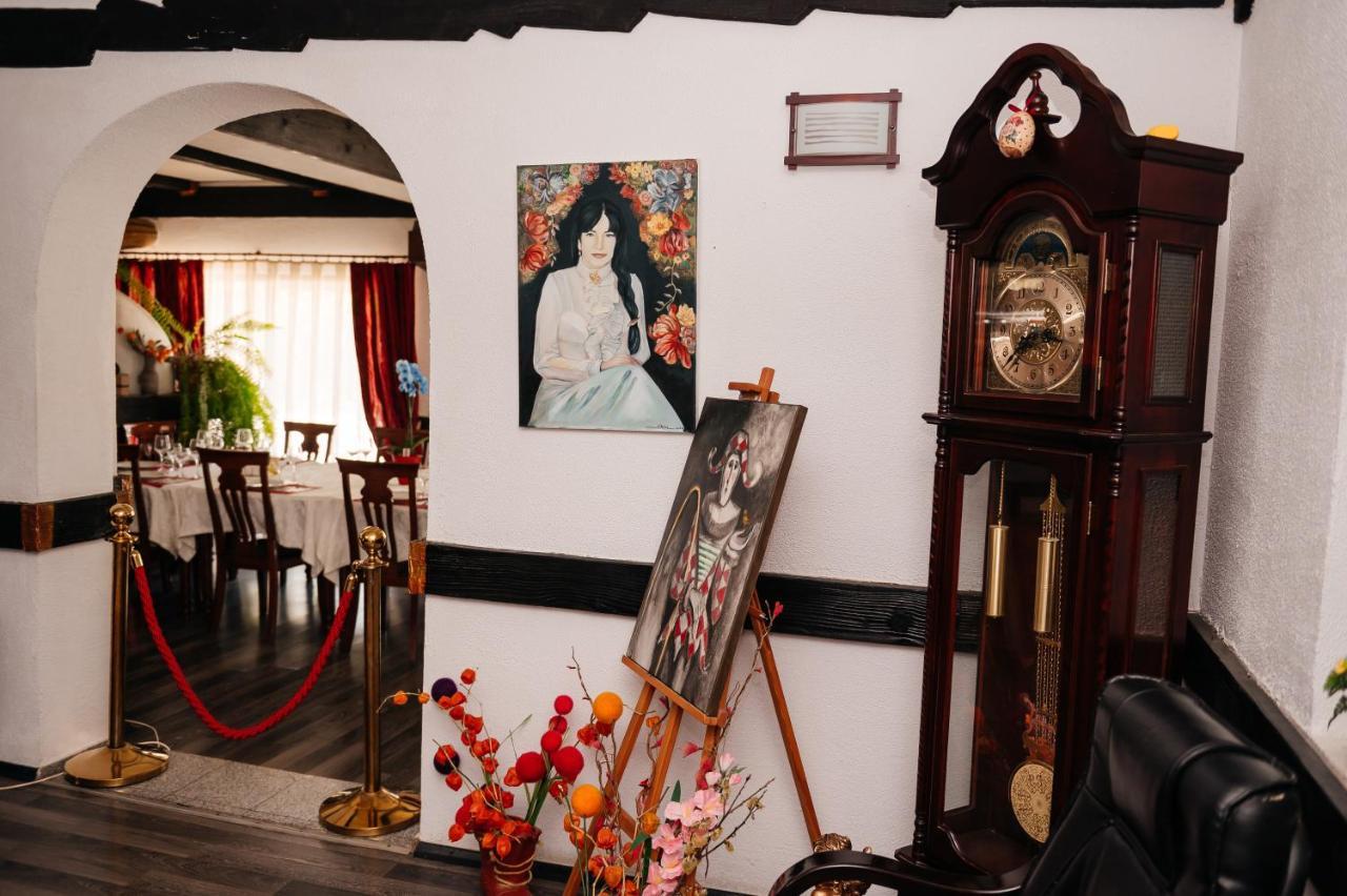 Casa Octavian Hotel Sucevita Eksteriør billede