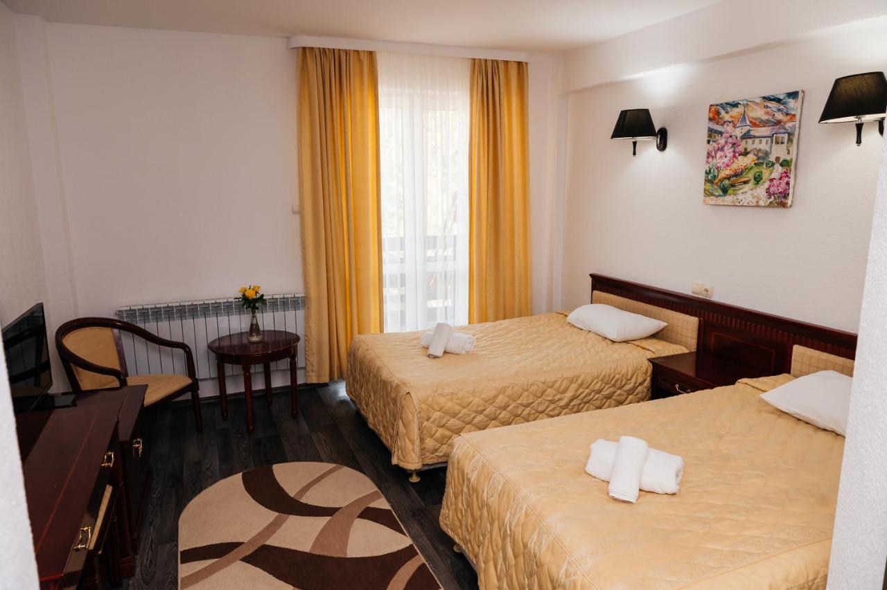 Casa Octavian Hotel Sucevita Eksteriør billede