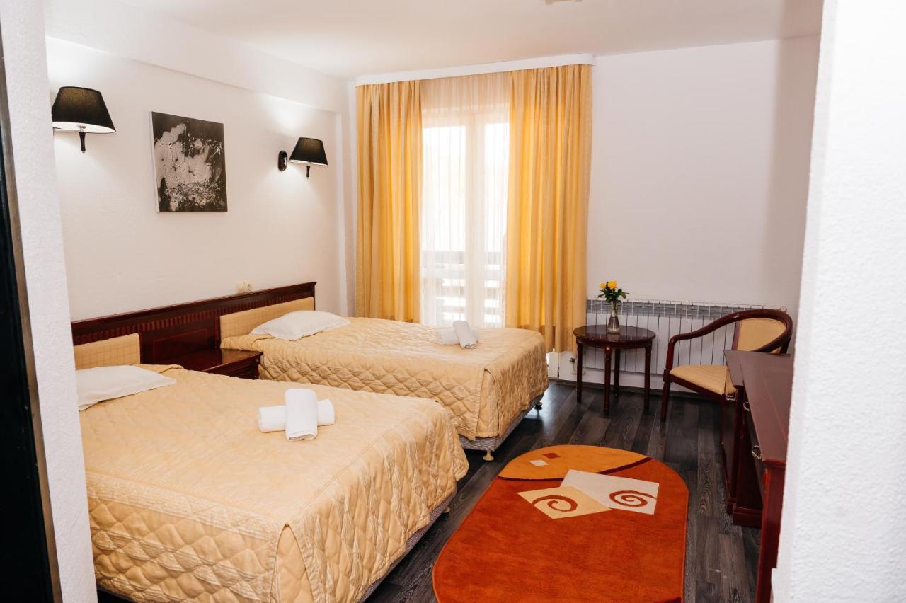 Casa Octavian Hotel Sucevita Eksteriør billede