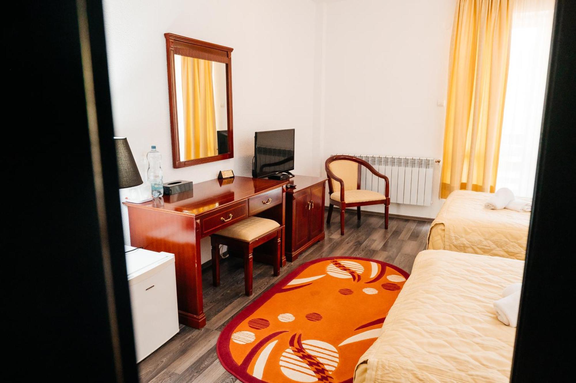 Casa Octavian Hotel Sucevita Eksteriør billede