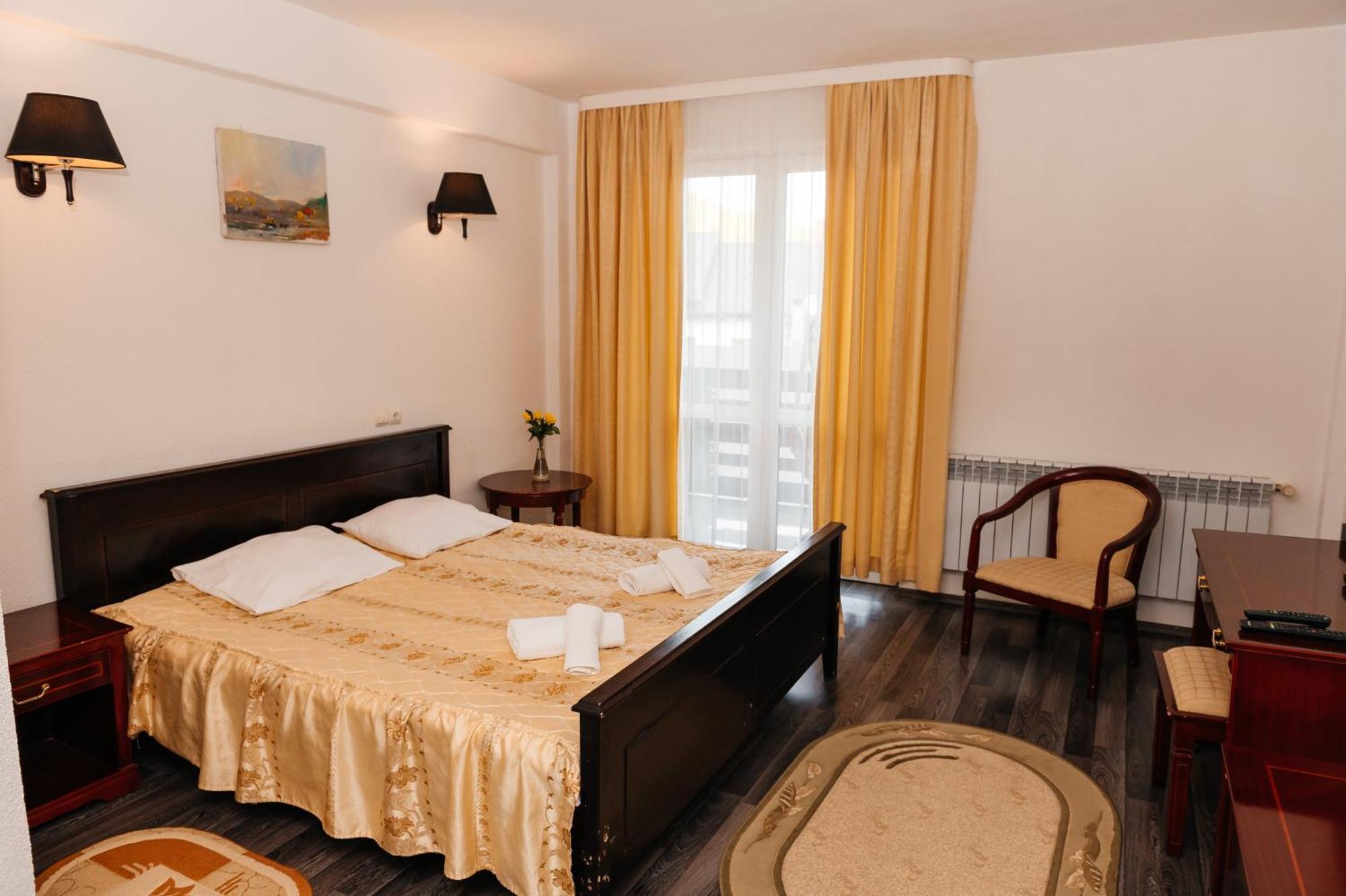 Casa Octavian Hotel Sucevita Eksteriør billede