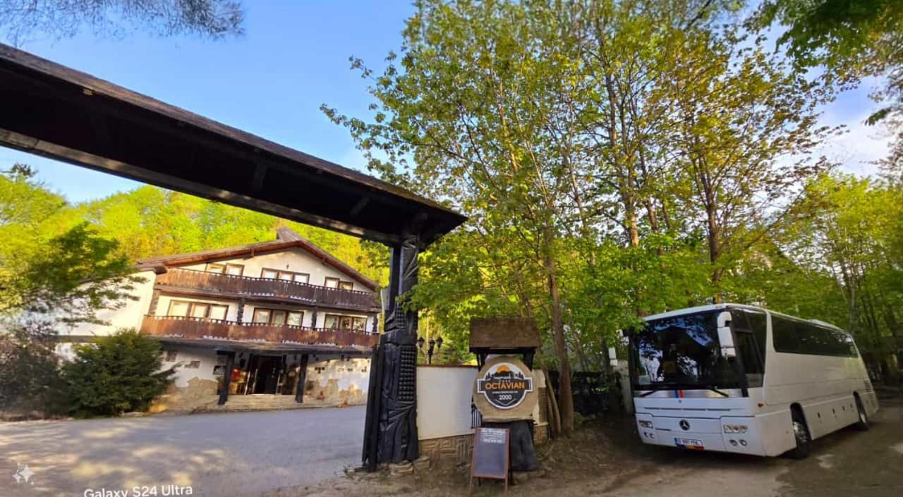 Casa Octavian Hotel Sucevita Eksteriør billede
